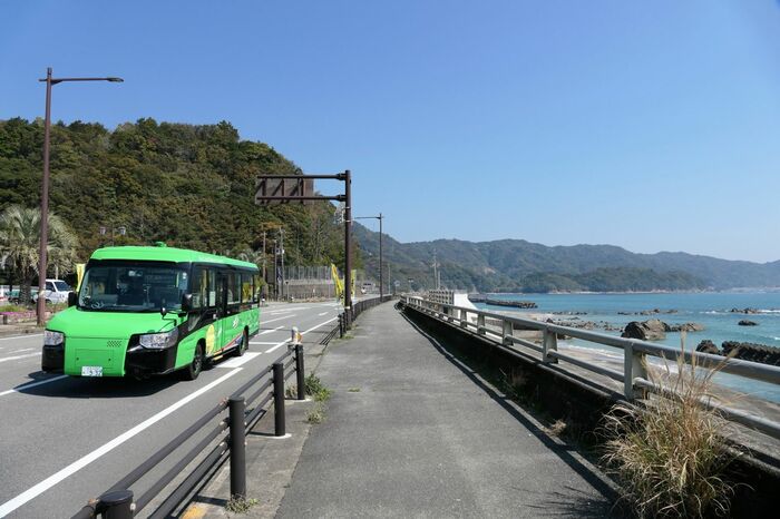 道路区間では海沿いを走る区間が多く、車窓が美しい