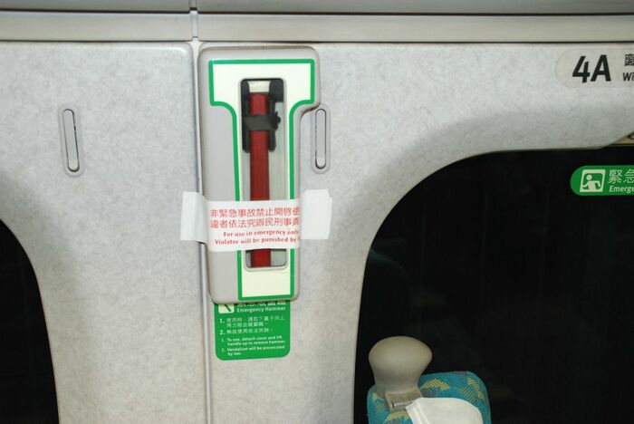新幹線の車内にはハンマーが設置