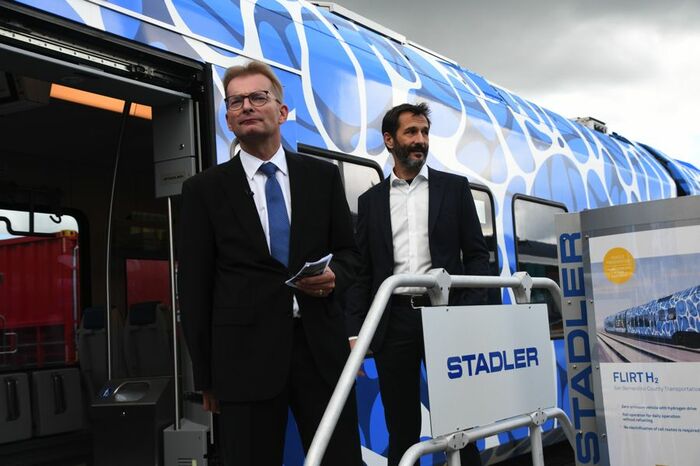 シュタッドラーの車両を説明する同社スタッフ