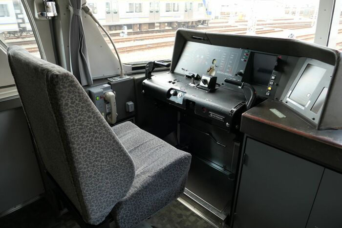 南海ラピートの運転席