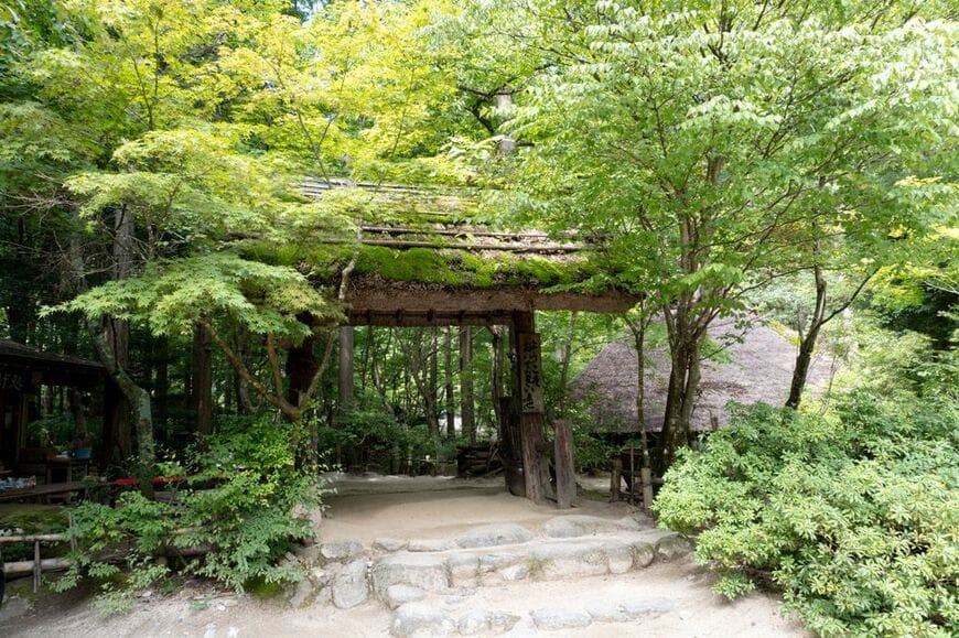 木々に包まれた趣ある茅葺きの門。さながら日本昔話の世界への入り口のようだ（筆者撮影）