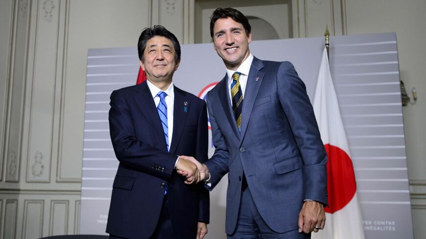 トルドー首相と安倍元首相（写真：AP／アフロ）