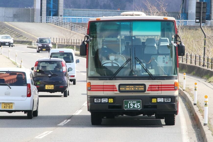 川帳場バス停に到着する重茂方面石浜行き（筆者撮影）