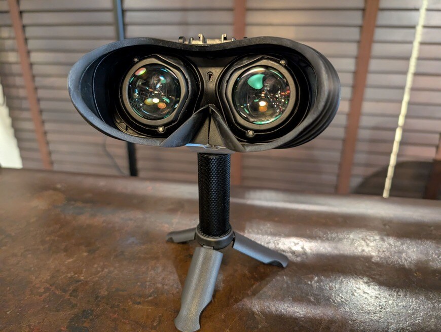 一脚を取り付けてオペラグラスのように使える。自動車製造現場での確認などの用途が想定される（筆者撮影）