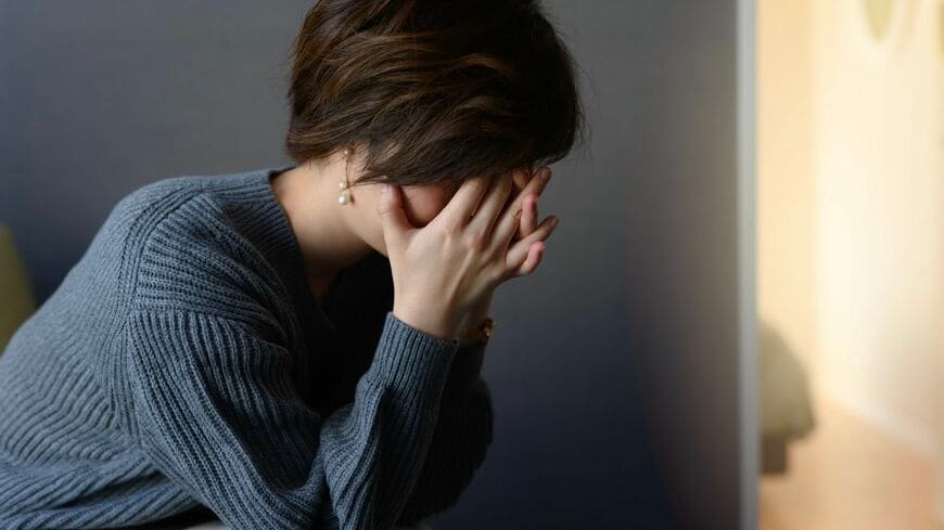うつむく女性
