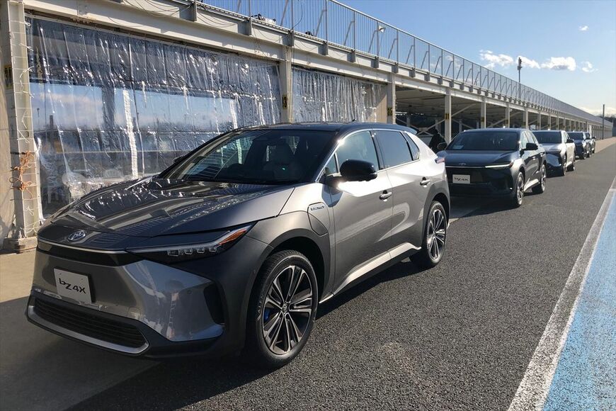 サーキットのピットロードで走行を待つ「bZ4X」プロトタイプ（筆者撮影）