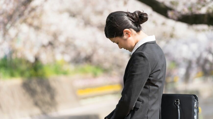 落ち込む女性社員
