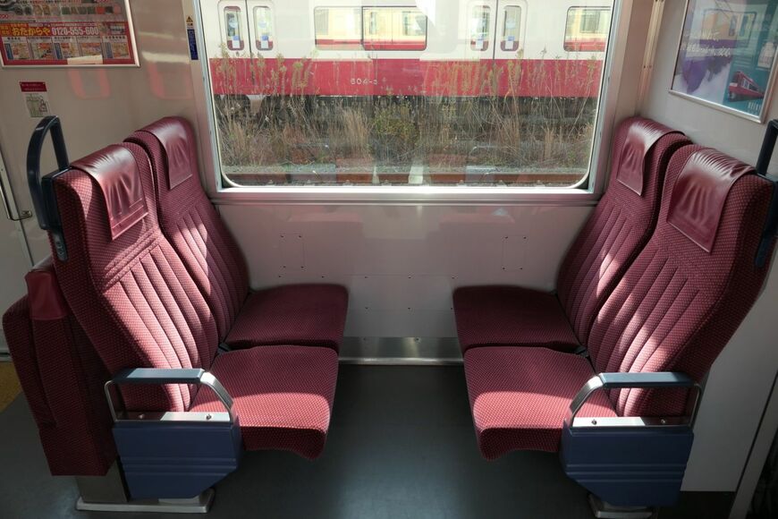 クロスシートは海外製の座席という（記者撮影）