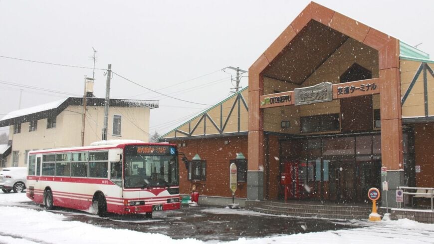 音威子府駅前で発車を待つ稚内駅前ターミナル行き（筆者撮影）