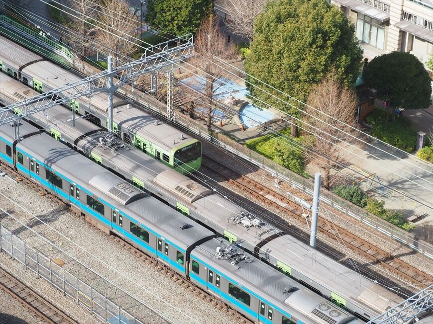 すれ違う京浜東北線と山手線の電車（記者撮影）