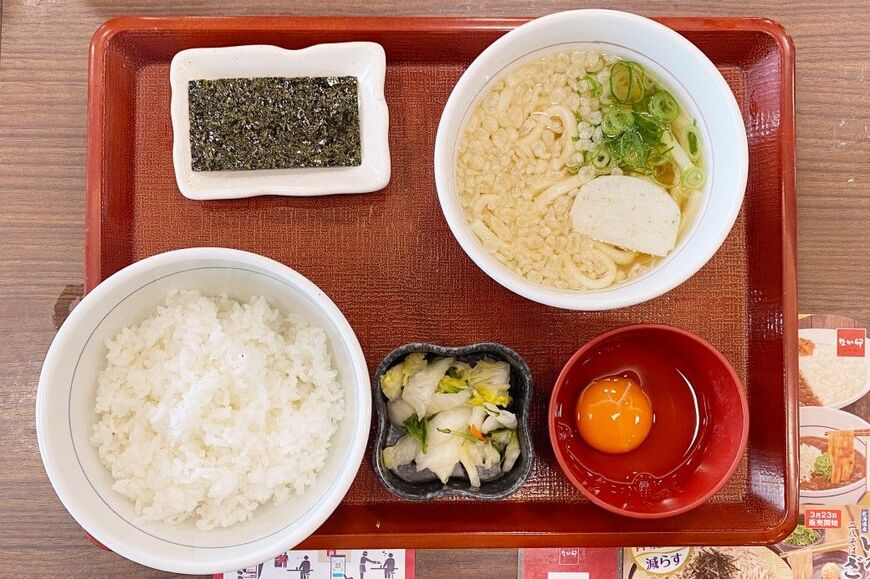 ​​なか卯のこだわり卵朝食は、味噌汁を小うどんに変更して390円（筆者撮影）