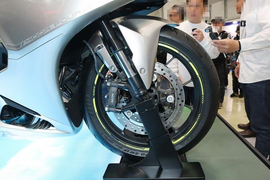 モーターサイクルショー2026で展示されたホンダ「CBR400RフォアE-クラッチ コンセプト」（写真：筆者撮影）