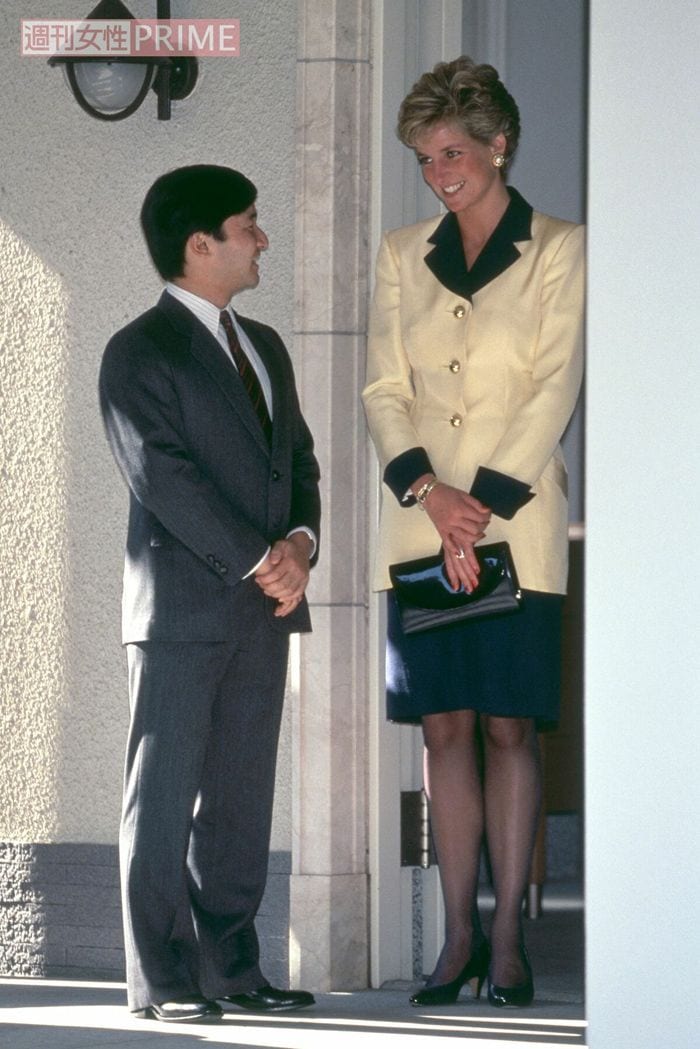 即位の礼の茶会で、ダイアナ妃をお見送りになる徳仁さま（1990年11月13日）（写真：週刊女性PRIME編集部）