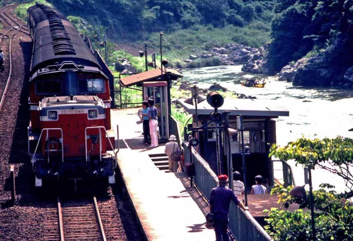 山陰本線の保津峡駅に入線するDD51牽引の列車