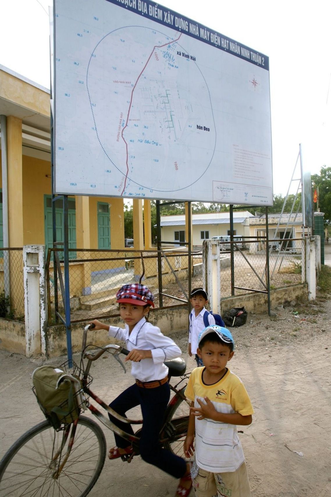 タイアン村の地図の上に、原発の建設場所が書かれていた