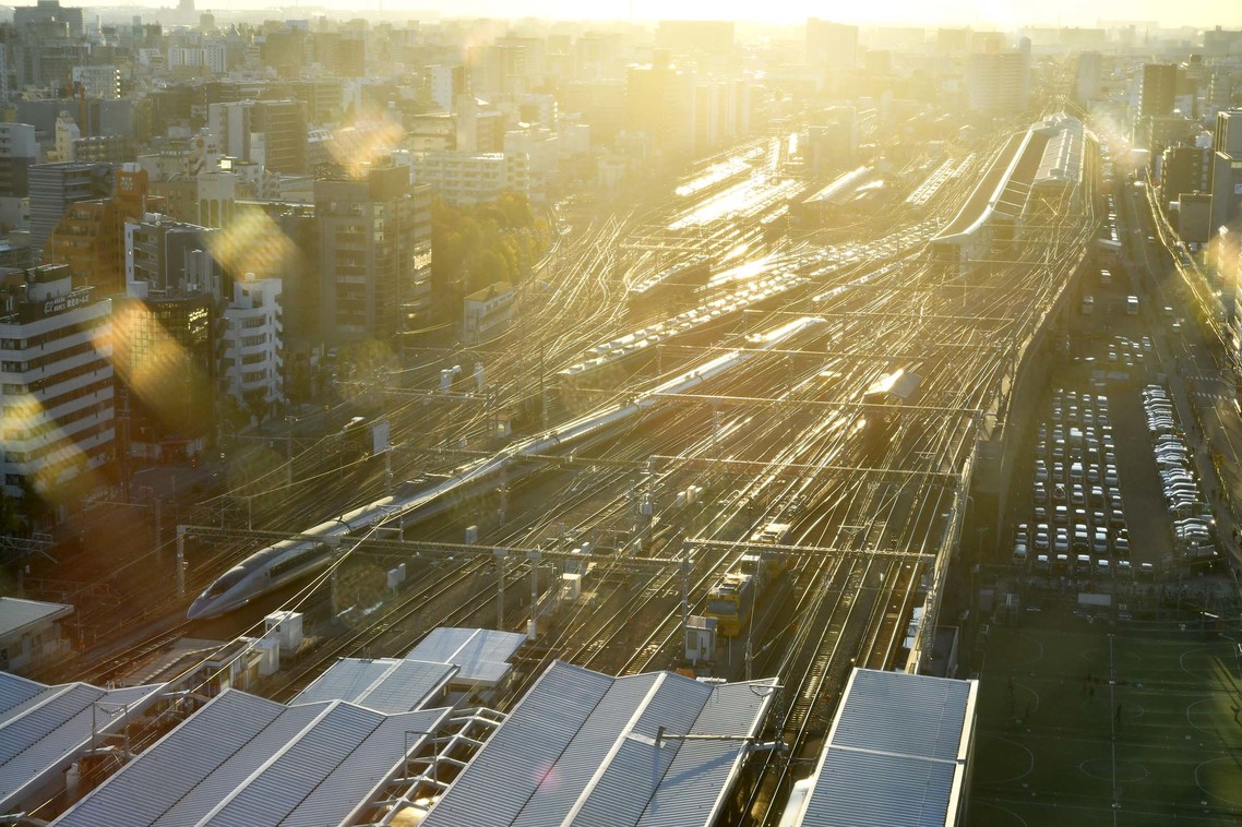 「レム新大阪」の客室からは山陽新幹線が見える