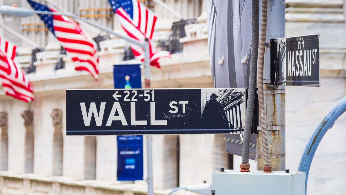 ニューヨークの証券取引所とウォール・ストリートの標識