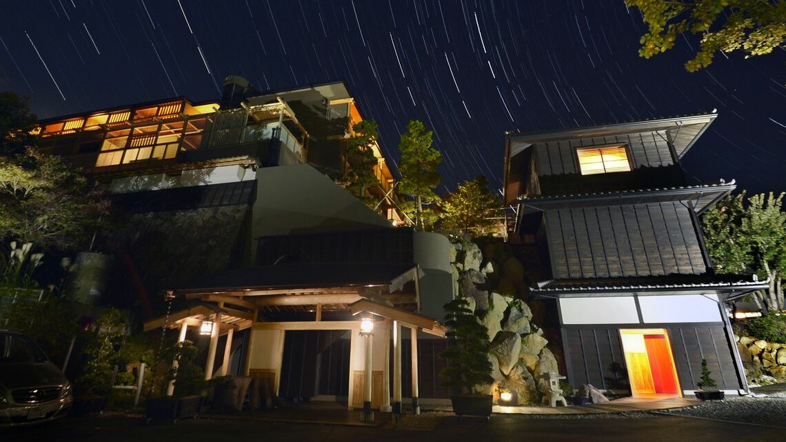箱根の強羅にある高級旅館・円かの杜。客室付の露天風呂などが売りだ(写真:強羅花扇 円かの杜)
