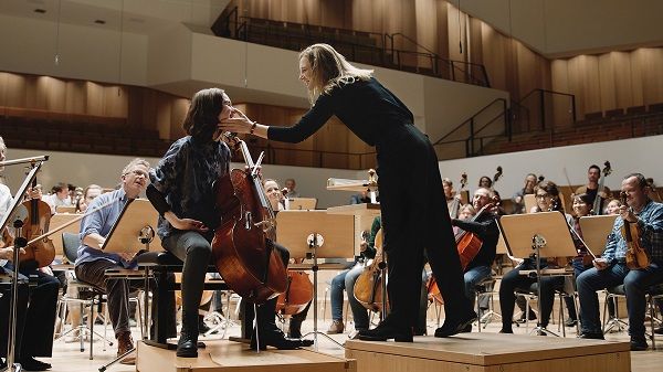 新人チェリストのオルガに入れ込むターに楽団員からも反発が  TÀR/アメリカ/2022年 © 2022 FOCUS FEATURES LLC.