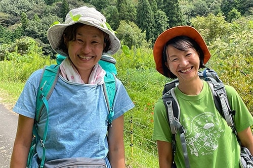 森のわらべ代表の浅井智子さん（右）と同行してくれた子どもの庭代表の園田智子（左）さん