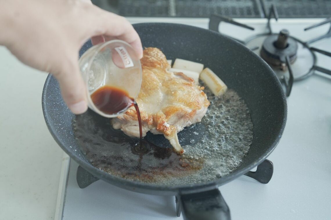 調味料を加えた鶏もも肉