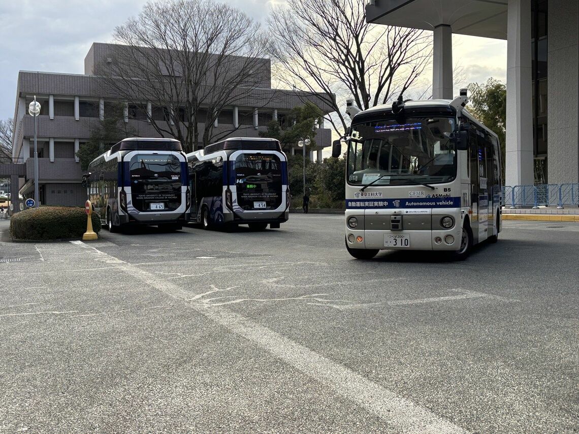 奥に見える2台は燃料電池バス。手前が「ポンチョ」ベースの自動運転スクールバス（筆者撮影）