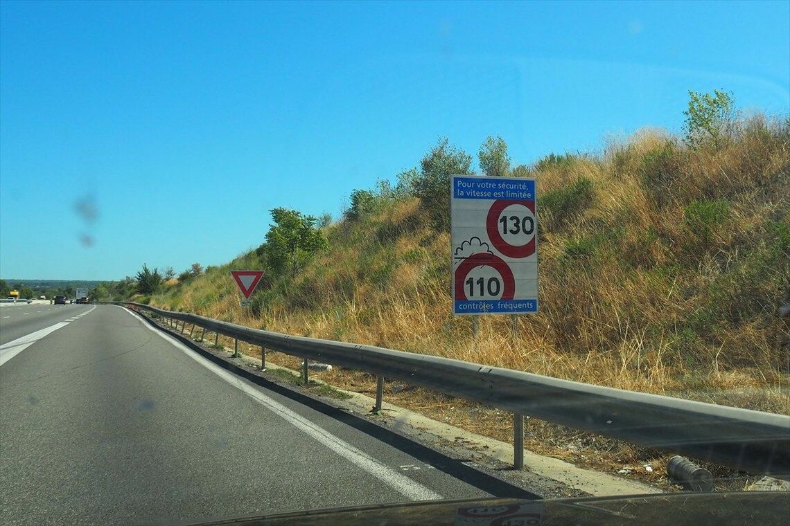 フランスの高速道路の速度標識。通常時は時速130km、悪天候時は時速110kmであることを示す（筆者撮影）