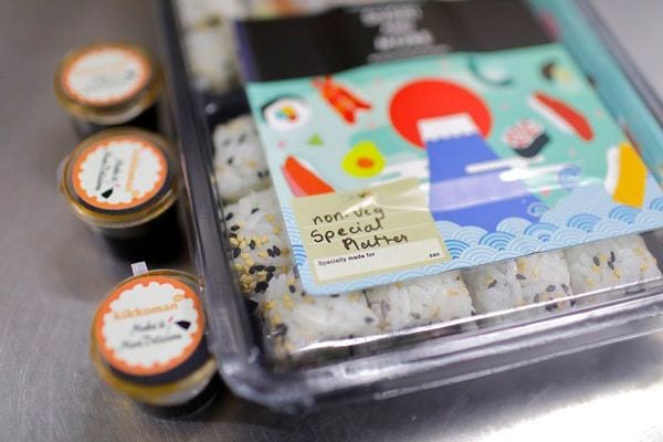 商品パッケージには発注した客の名前を書き込む欄が設けられている（写真：Sushi And More）