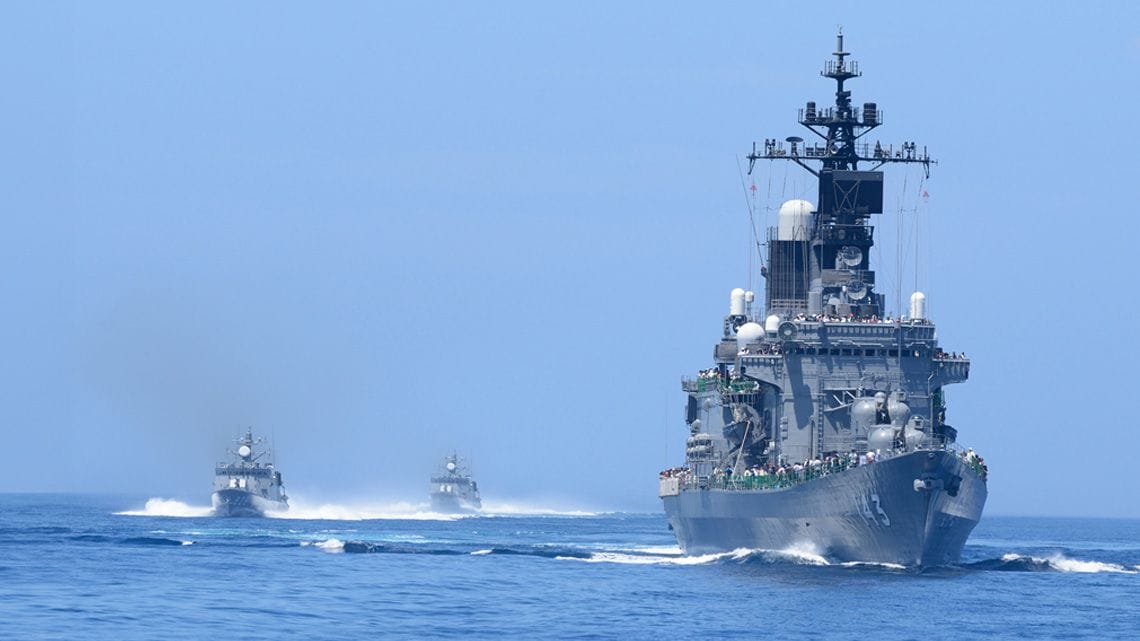 海上を航行する海上自衛隊護衛艦「しらね」