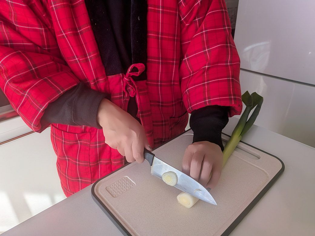 半纏を着て料理をする筆者