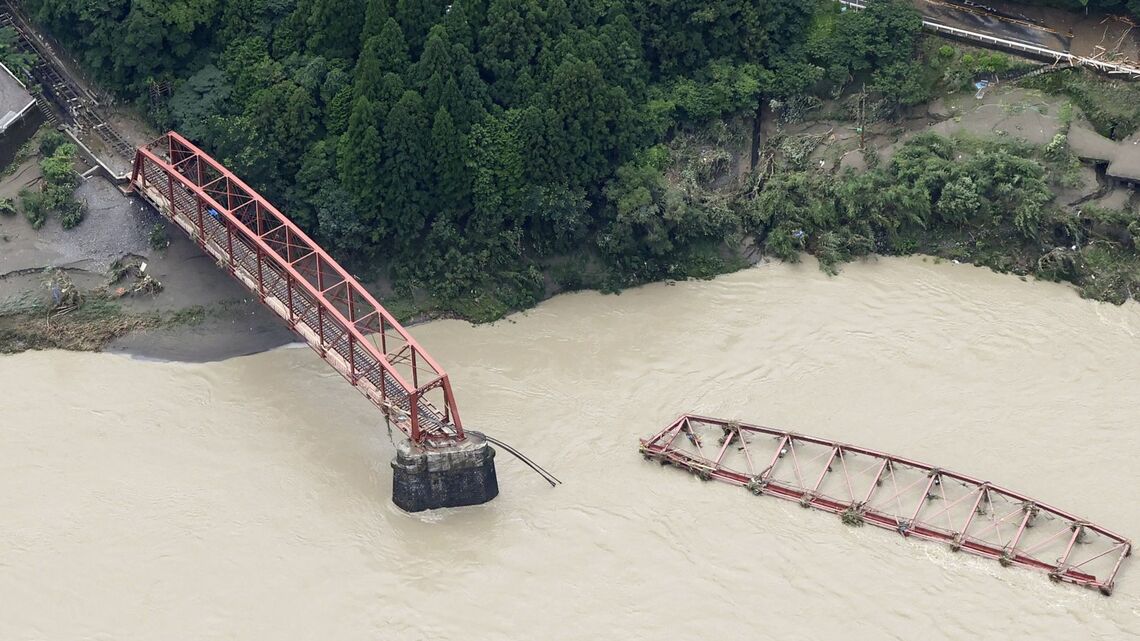 熊本豪雨被害  球磨川が氾濫し崩壊した橋＝5日午前11時5分、熊本県八代市（写真：共同）