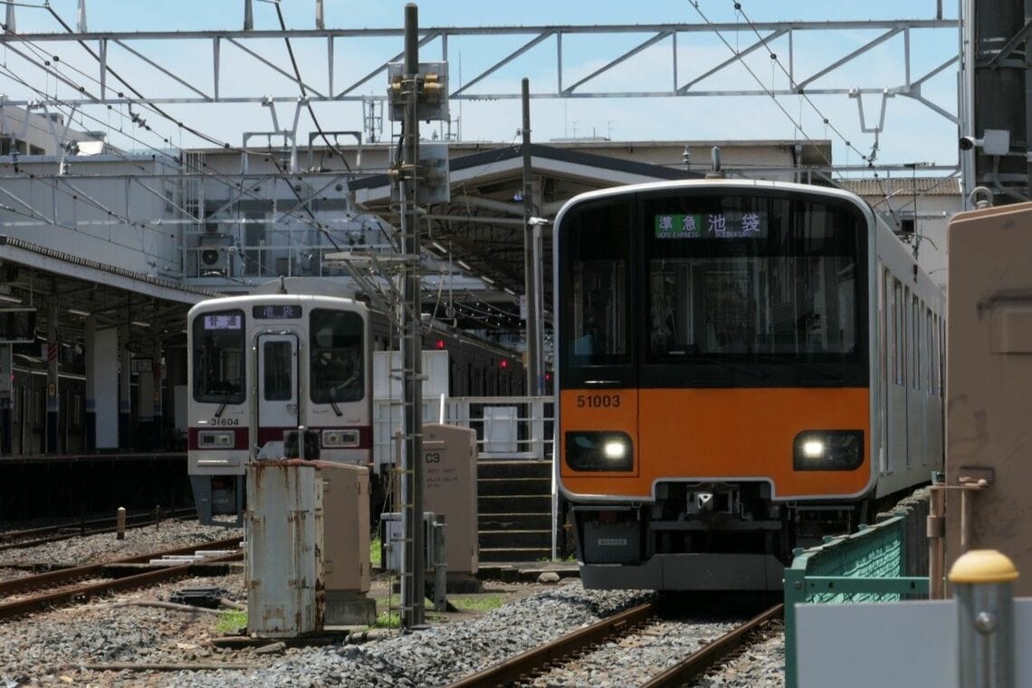 池袋行きの準急が先に発車する（記者撮影）