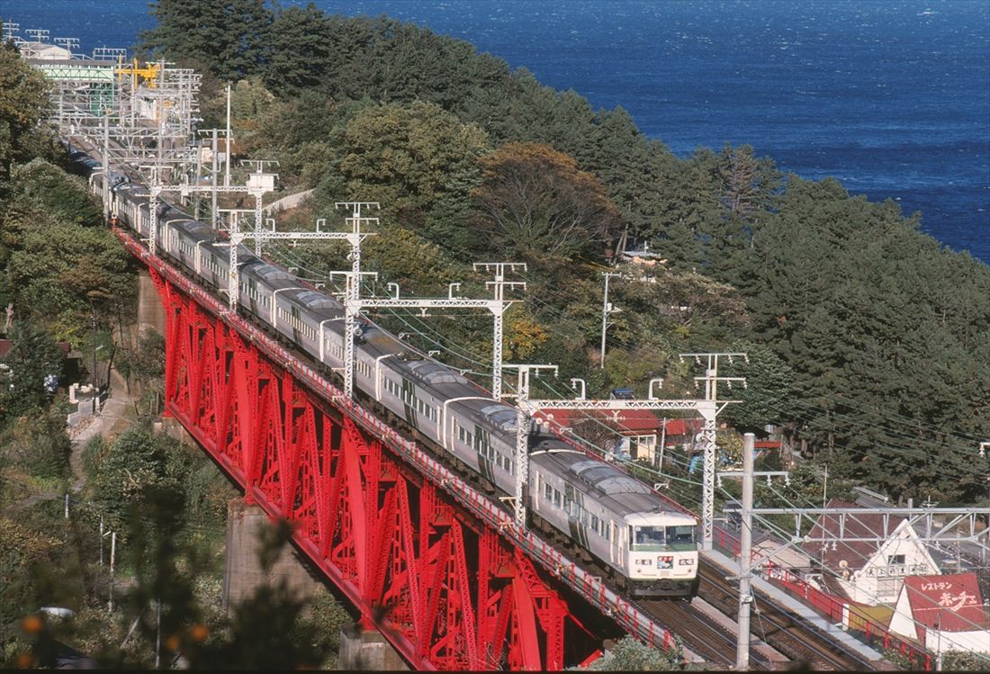 東海道本線根府川の鉄橋を走る185系「踊り子」（筆者撮影）