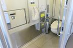 車いす対応の多目的トイレ。ドアが全開した状態