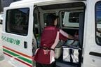 ハーティストが自前の車両に商品を詰めこむ