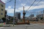 駅西側にある踏切。かつて左奥に向けて