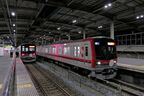 越谷駅に停車する避難列車。70090型（左）と