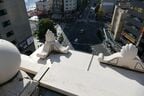 屋根の装飾と吾妻橋の交差点