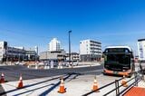 整備中の鶴瀬駅前ロータリーにはららぽーとへのバスが発着（撮影：鼠入昌史）