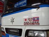 バスが京都から無償譲渡されたことを示すステッカー。高速バスタイプは国際路線に使われている（筆者撮影）