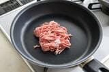 ひき肉に下味の塩をつけることで味わいがよくなります（写真：筆者撮影）