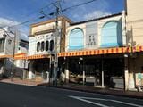 「本町通り」のレトロな商店街（筆者撮影）