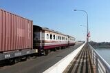 混合列車がタイからラオスへと国境のメコン川を渡る（写真：谷川一巳）