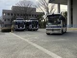 奥に見える2台は燃料電池バス。手前が「ポンチョ」ベースの自動運転スクールバス（筆者撮影）