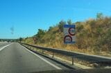 フランスの高速道路の速度標識。通常時は時速130km、悪天候時は時速110kmであることを示す（筆者撮影）