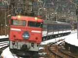 新疋田付近を駆け抜けるEF81形牽引の寝台特急「日本海」（撮影：南正時）