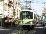 路面を走る区間のある鉄道として有名な江ノ電。腰越付近の併用軌道区間を走る1000形＝2004年（撮影：南正時）