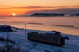 厚岸湾の日の出と根室本線の列車（撮影：南正時）