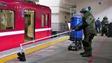 京急川崎駅でのテロ対策訓練。駅に持ち込まれた爆発物とみられる不審物を処理する（編集部撮影）
