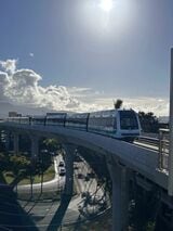 空港からパールハーバー近くのアロハスタジアムまでは偶然この日開業した鉄道で（筆者撮影）